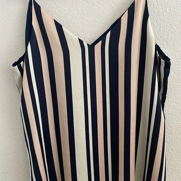 Express downtown cami v-neck top L - Picture 5 of 10